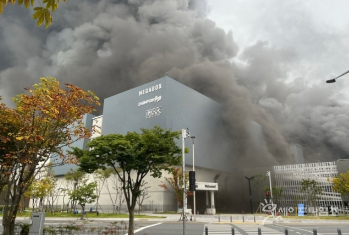 ▲ 대전 유성구 용산동 현대프리미엄 아울렛 지하주차장에서 화재가 발생해 연기가 치솟고 있다. ⓒ 대전소방본부
