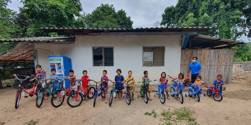 ▲ 치앙마이 쓰레기산 마을의 라후족 아이들이 기부받은 자전거를 타고 기념촬영을 하고 있다. ⓒ 정미영