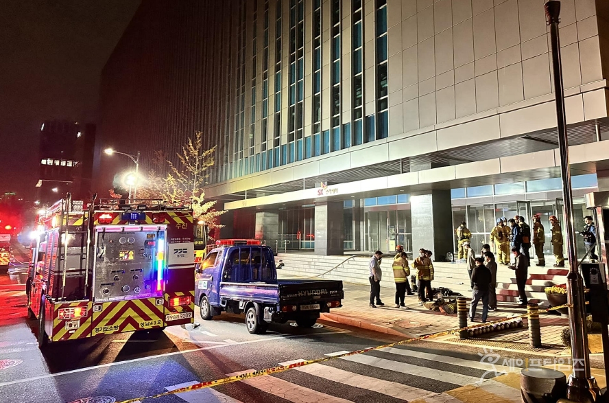 ▲ SK C&C 판교캠퍼스 화재 현장에 출동한 소방관들이 화재를 진압하고 있다. ⓒ 이기인 의원 페이스북