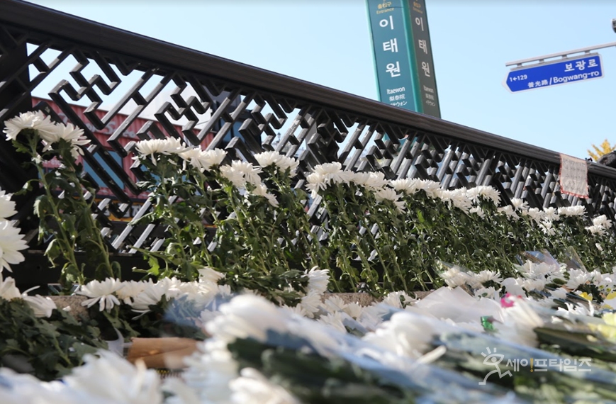 ▲ 서울 이태원역 1번 출구에 이태원 참사를 추모하는 국화꽃이 놓여 있다. ⓒ 세이프타임즈