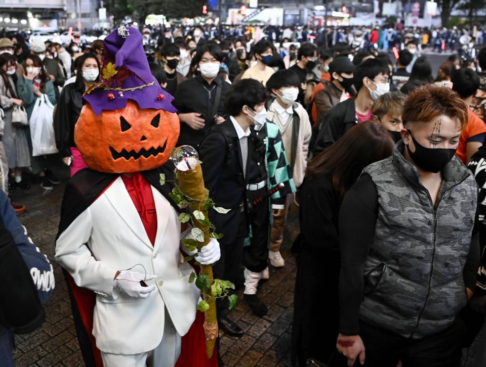 ▲ 일본 도쿄 시부야에서 시민들이 할로윈 축제를 즐기고 있다. ⓒ 더 재팬 타임즈 캡쳐