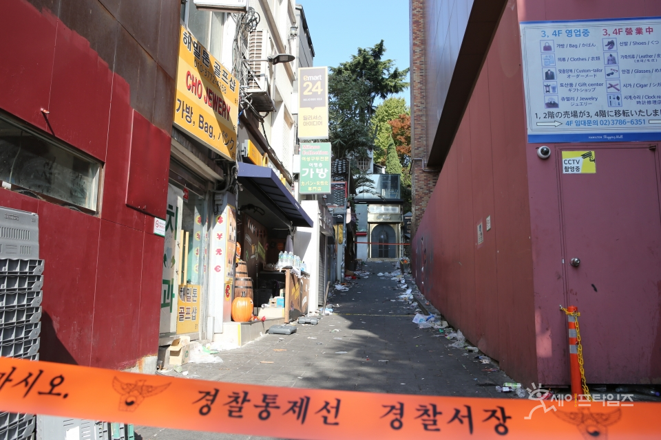 ▲ 서울 용산구 이태원 참사가 발생한 골목길이 경찰에 의해 통제되고 있다. ⓒ 세이프타임즈