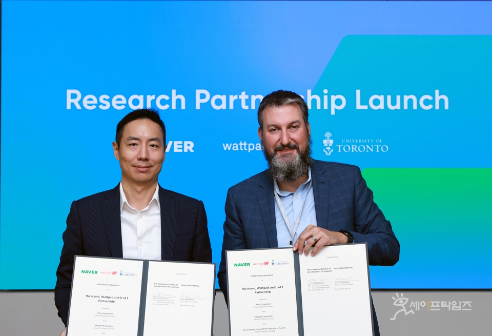 ▲ 김남선 네이버 CFO와 알렉스 미하일리디스 토론토대 국제연구협력처 부처장이 협약을 체결하고 있다. ⓒ 네이버