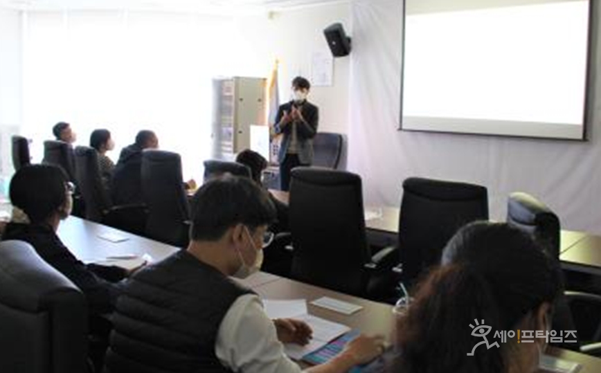 ▲ 유전자변형생물체(LMO) 안전관리 검역공무원 10여명이 충남 국립수산물품질관리원 장항지원에서 해양수산용 LMO 안전관리 정책 실천을 위한 현장방문 체험교육을 받고 있다. ⓒ 국립해양생물자원관