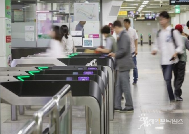 ▲ 이태원 참사 이후 많은 인파가 붐비는 출퇴근길 지하철에 대한 우려에 서울시가 긴급 점검에 들어가기로 했다. ⓒ 세이프타임즈 DB