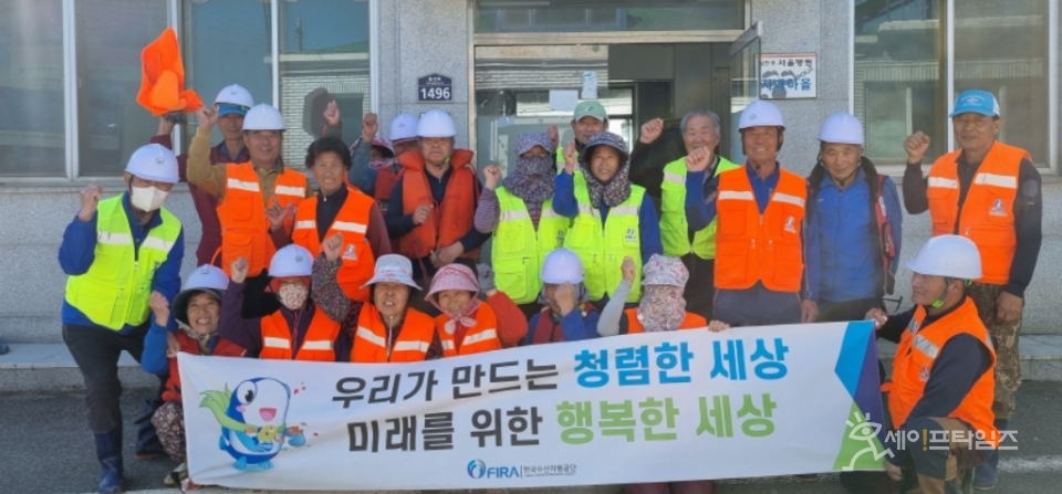 ▲ 수산공단 남해본부 직원들이 현장 어업인, 협력사들과 청렴·안전 캠페인을 하고 있다. ⓒ 한국수산자원공단