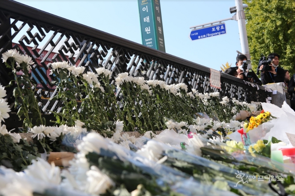 ▲ 이태원 역에 참사 피해자들을 위한 꽃이 놓여 있다. ⓒ 세이프타임즈