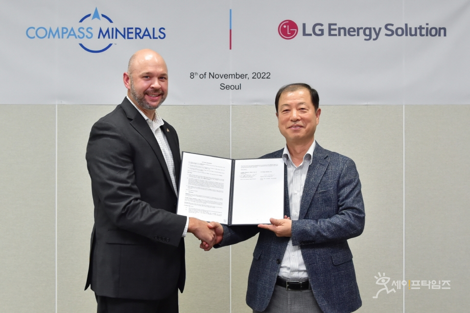 ▲ 크리스 얀델Chris Yandell 컴파스 미네랄 리튬사업부장과 김동수 LG에너지솔루션 전무가 탄산리튬 장기공급계약을 체결했다. ⓒ LG에너지솔루션
