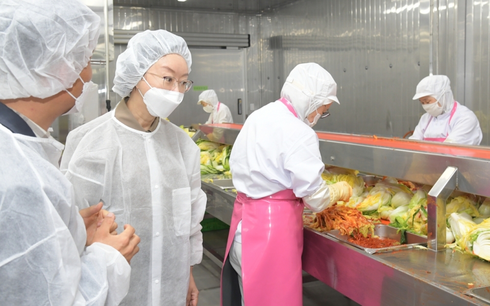 ▲ 오유경 식품의약품안전처 처장(왼쪽 두번째)이 다올 주식회사에서 김치 생산 과정 위생 실태를 점검하고 있다. ⓒ 식약처