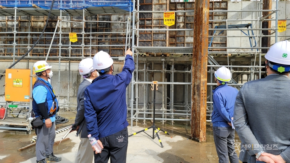 ▲ 인천시 관계자와 전문가들이 지역 내 건축공사장을 특별안전점검하고 있다. ⓒ 인천시
