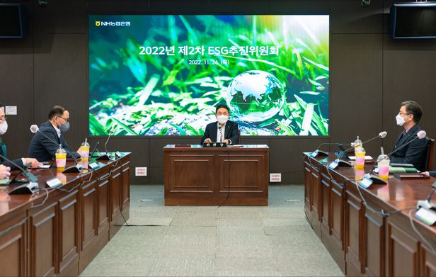 ▲ 제2차 ESG추진위원회에서 김춘안 위원장이 모두 발언을 하고 있다. ⓒ NH농협은행