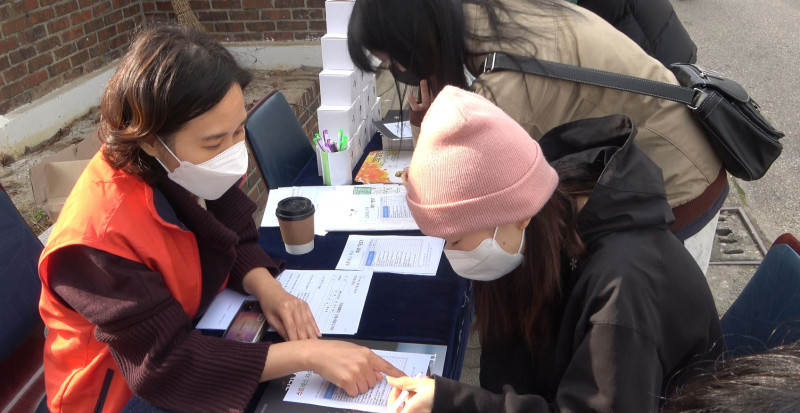 ▲ 학생들이 건강캠페인에 참여하기 위해 서류를 작성하고 있다. ⓒ 한국건강관리협회