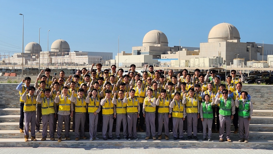 ▲ 이재용 삼성전자 회장이 6일(현지시간) 아랍에미리트(UAE) 아부다비에 있는 바라카 원자력 발전소 건설 현장을 방문해 직원들과 기념사진을 찍고 있다. ⓒ 연합뉴스