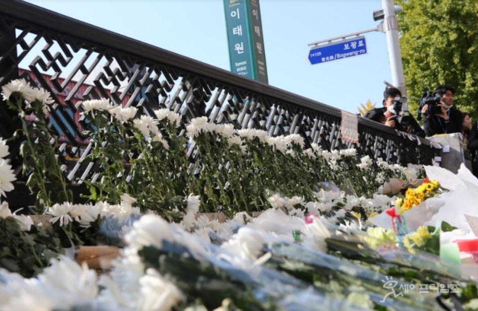 ▲ 서울 용산구 이태원역에 참사 피해자들을 추모하는 꽃들이 놓여 있다. ⓒ 세이프타임즈