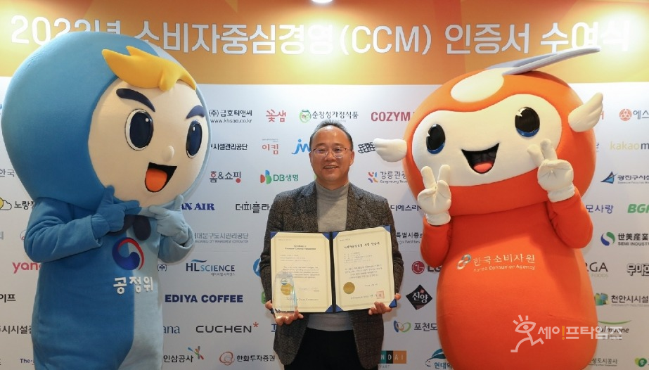 ▲ 백상환 동아제약 대표이사가 7회 연속 소비자중심경영 인증 획득을 기념하고 있다. ⓒ 동아제약