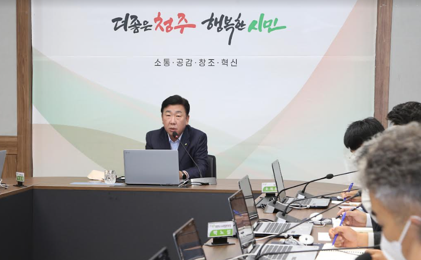 ▲ 주간업무보고에서 이범석 청주시장이 동절기 안전 시스템 점검의 중요성을 강조하고 있다. ⓒ 청주시