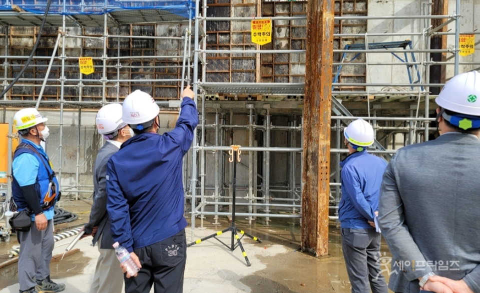 ▲ 인천시 관계자들이 지역 내 건축공사장에 방문해 안전점검을 하고 있다. ⓒ 인천시