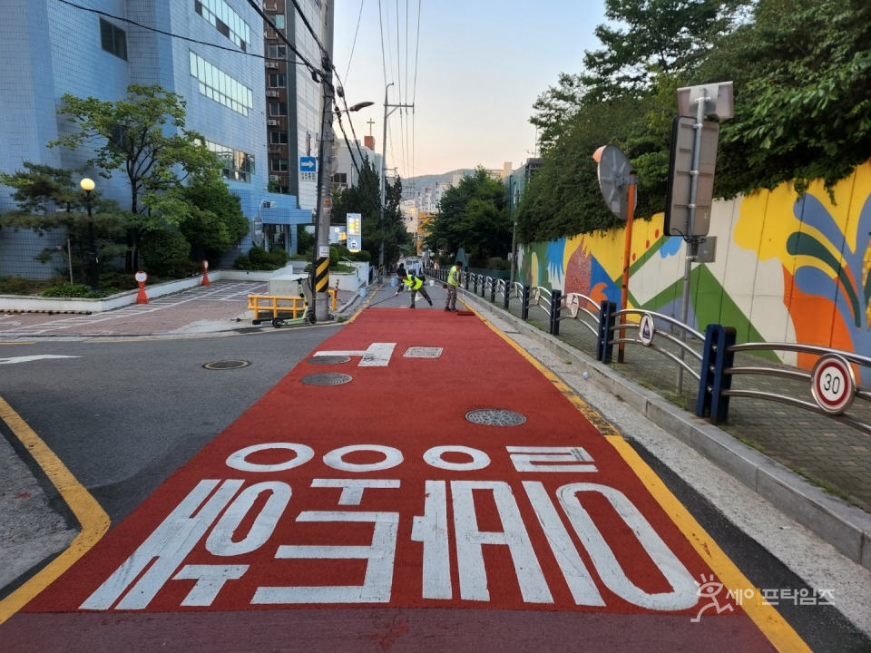 ▲ 서울 강남구 관계자들이 초등학교 스쿨존에 미끄럼방지포장 공사를 하고 있다. ⓒ 강남구
