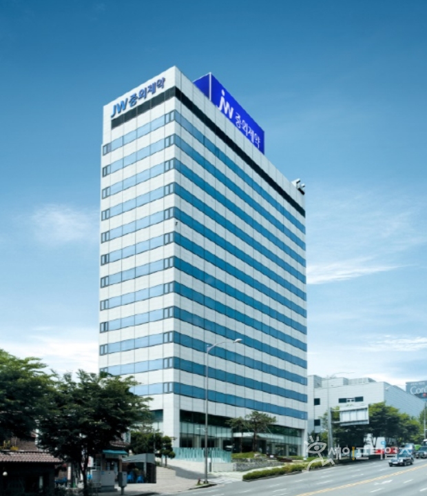 ▲ JW중외제약은 통풍치료제 에파미뉴라드의 신장애 환자 대상 임상 1상 시험에서 안전성을 확인하는데 성공해 처방범위 확대 기반을 마련했다. ⓒ JW중외제약