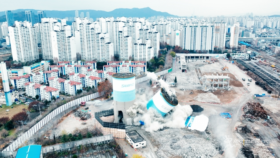 ▲ 서울 노원구 광운대역 내 시멘트 저장시설인 사일로1기를 발파하고 있다. ⓒ 노원구