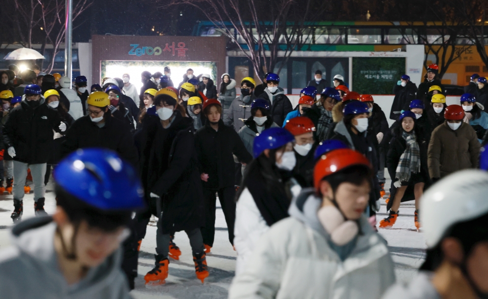 ▲ 21일 3년만에 개장한 서울광장 스케이트장에서 시민들이 스케이트를 타고 있다. ⓒ 연합뉴스
