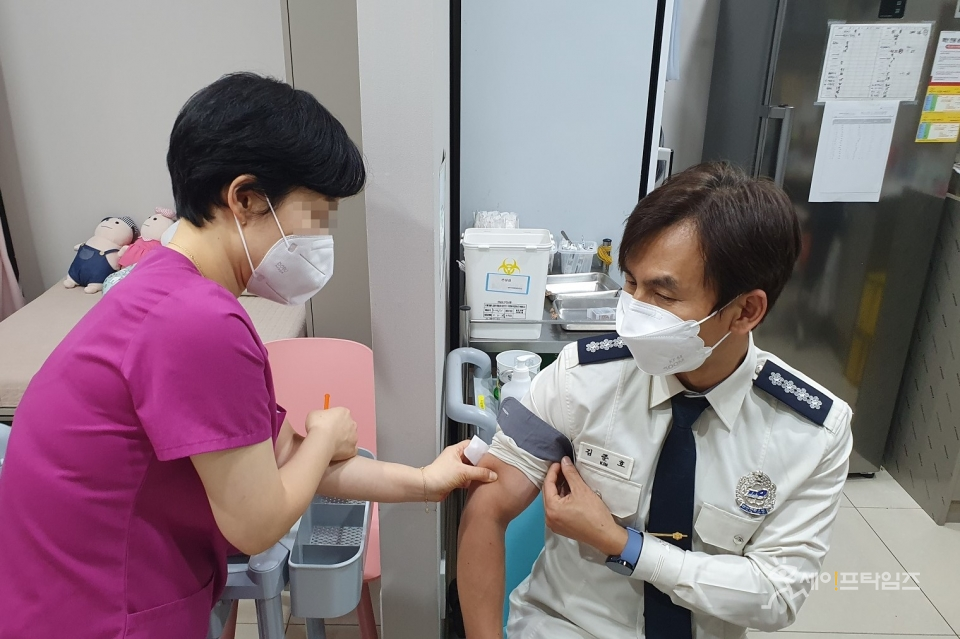 ▲ 대전소방 공무원이 코로나19 동절기 추가접종을 하고 있다. ⓒ 대전시