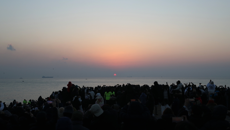 ▲ 1일 오전 한반도 육지에서 가장 먼저 새해 일출을 볼 수 있는 울산시 울주군 간절곶에 해맞이객들이 몰린 가운데 2023년 첫 해가 뜨고 있다. ⓒ 연합뉴스