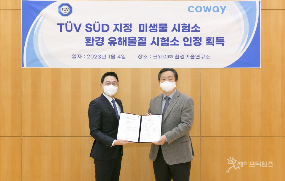 ▲ 박찬정 코웨이 환경기술연구소장(오른쪽)이 서정욱 TÜV SÜD Korea 대표이사로부터 TÜV SÜD 지정시험소 인증서를 수여받고 있다. ⓒ 코웨이