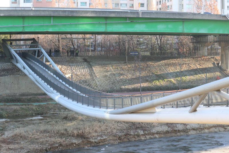 ▲ 서울 영등포구 도림동과 신도림역을 잇는 도림보도육교가 기울어짐 현상으로 내려 앉아있다. ⓒ 연합뉴스