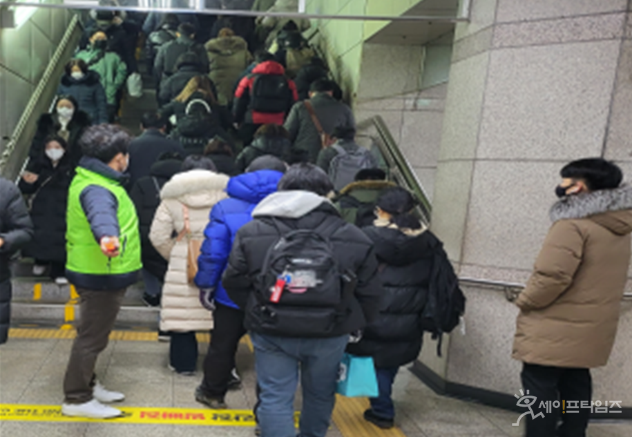 ▲ 안전도우미가 서울 지하철 출근길 주요 역사에서 승객을 안내하고 있다. ⓒ 서울교통공사