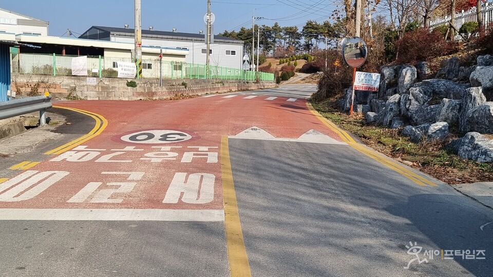 ▲ 충북 청주시는 어린이 보호구역에 교통안전표지판, 노면표시, 미끄럼방지포장 등 노후되거나 미비한 교통안전 시설물을 정비했다. ⓒ 청주시