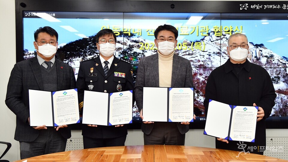 ▲ 오승록 서울 노원구청장(오른쪽 두번째)이 전담 의료기관 관계자와 학대 피해아동 보호를 위한 협약식을 하고 있다. ⓒ 노원구