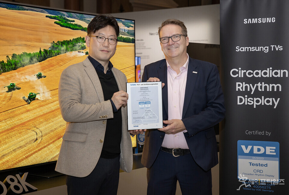 ▲ 용석우 삼성전자 영상디스플레이사업부 부사장(왼쪽)과 스벤 오케 VDE 마케팅·영업부 사장이 생체리듬 디스플레이 인증서 전달식을 하고 있다. ⓒ 삼성전자