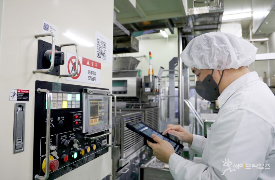 ▲ SPC 관계자가 통합 안전점검 시스템 앱을 통해 안전관리를 하고 있다. ⓒ SPC