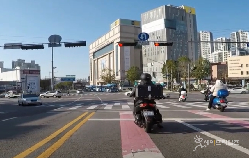 ▲ 배달라이더들이 오토바이를 타고 배달업무를 하고 있다. ⓒ 세이프타임즈 DB