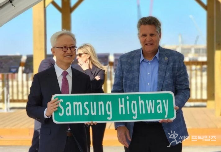 ▲ 경계현 삼성전자 사장이 미국 텍사스주 테일러시에 있는 반도체 공장 신축 현장에서 삼성 고속도로라고 적힌 표지판을 들고 있다. ⓒ 경계현 사장 인스타그램