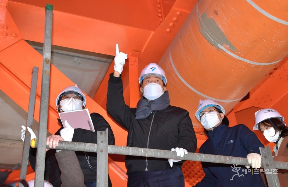 ▲ 오세훈 서울시장(왼쪽 두번째)이 성산대교 균열 현장을 찾아 안전점검을 하고 있다. ⓒ 서울시