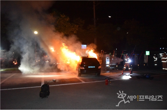 ▲ 주차장에서 충전하고 있는 전기자동차 코나에 불이 붙었다. ⓒ 소방청