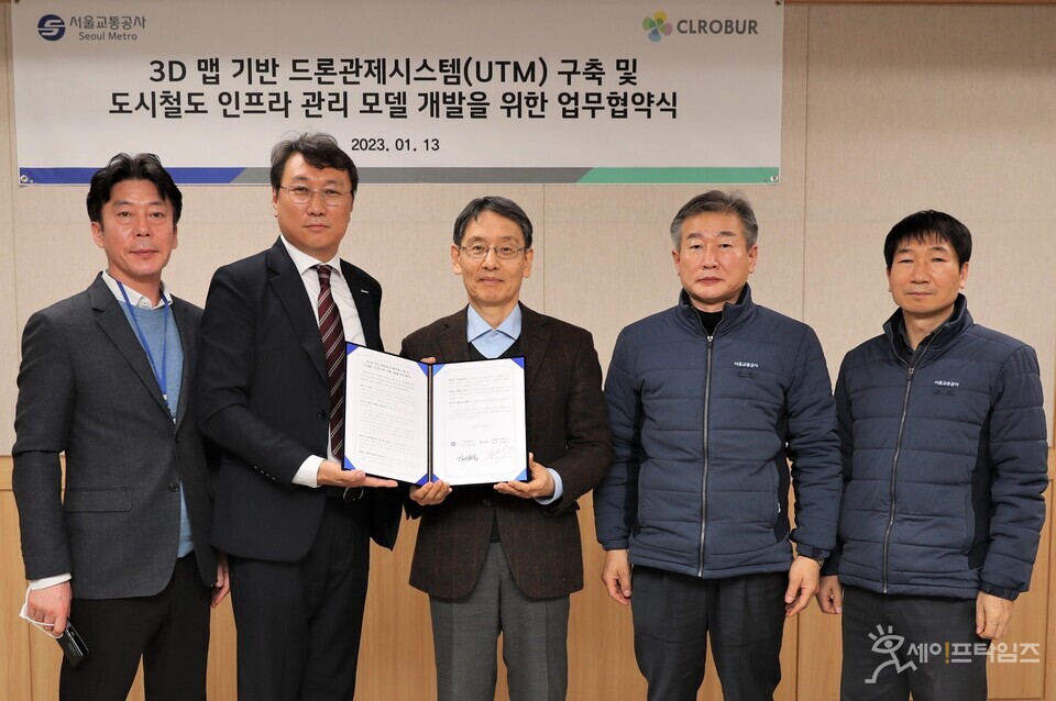 ▲ 서울교통공사와 클로버스튜디오 관계자들이 업무협약을 맺고 있다. ⓒ 서울교통공사