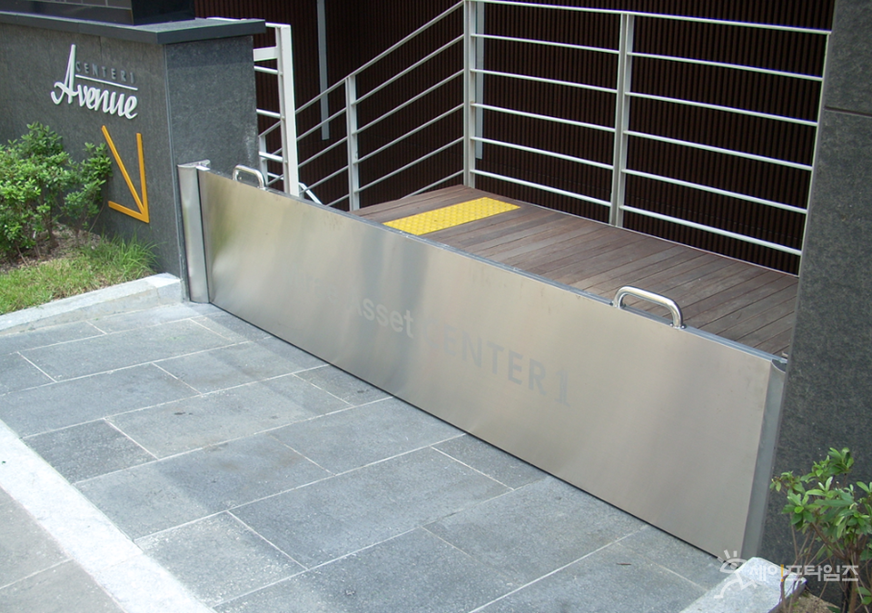 ▲ 서울의 한 아파트 지하주차장에 설치된 물막이판. ⓒ 세이프타임즈 DB