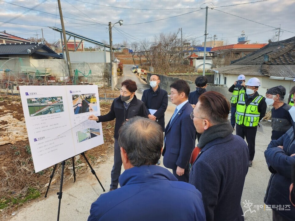 ▲ 김수흥 의원이 익산 신용동 신곳마을을 방문해 철도공단 관계자에게 방음벽 설치 설명을 듣고 있다. ⓒ 의원실