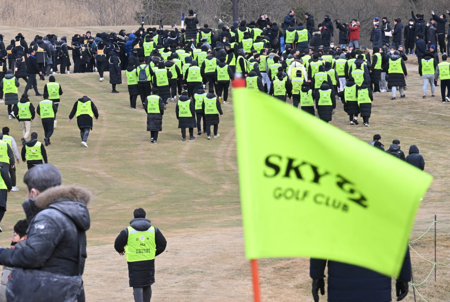 ▲ 인천시 중구 스카이72 골프 앤 리조트 앞에서 강제집행을 시도하려는 법원 집행관실 관계자들과 이를 막으려는 골프장 내 시설 임차인 측 용역업체와 보수단체 회원들이 대치하고 있다. ⓒ 연합뉴스