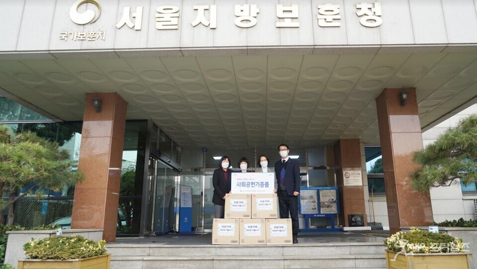 ▲ 한국건강관리협회 서울서부지부 관계자들이 서울지방보훈청에 설 명절 선물세트를 전달하고 있다. ⓒ 한국건강관리협회