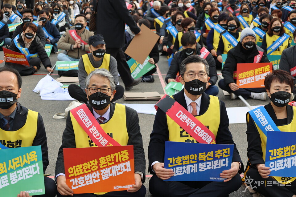 ▲ 장인호 대한임상병리사협회장(왼쪽 두번째)이 간호법안 철회를 요구하는 총궐기대회에 참여하고 있다. ⓒ 대한임상병리사협회