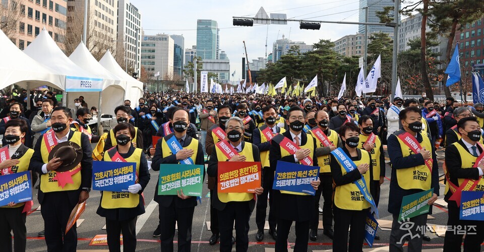 ▲ 장인호 대한임상병리사협회장(왼쪽 가운데)이 간호법안 철회를 요구하는 총궐기대회에 참여하고 있다. ⓒ 대한임상병리사협회