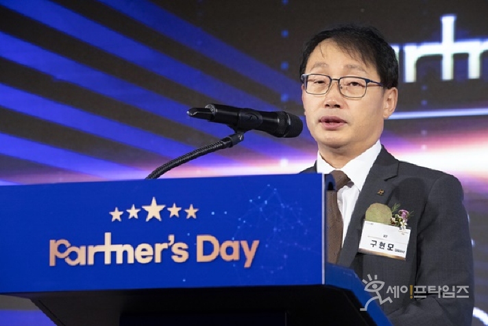 ▲ 구현모 KT 대표이사가 서울 중구 을지로 노보텔 앰배서더 서울 동대문에서 열린 KT 파트너스 데이에서 기념사를 하고 있다. ⓒ KT