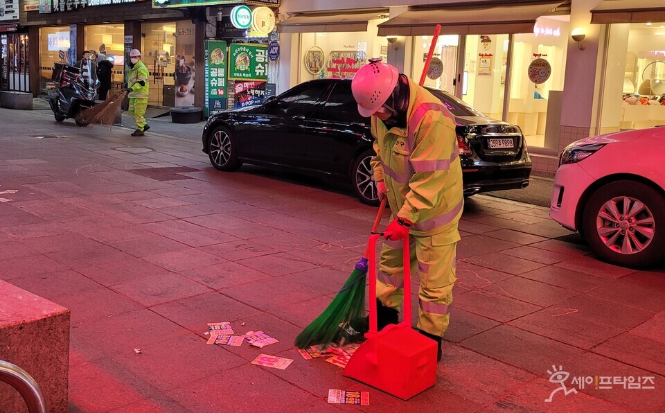 ▲ 서울 노원구 공무관이 노원역 문화의 거리에 버려진 전단지와 쓰레기를 청소하고 있다. ⓒ 노원구