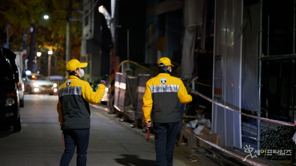 ▲ 서울시 안심마을보안관들이 어두운 곳을 경광봉 불빛을 환하게 밝히며 인기척이 있는지 확인하며 도보 방범순찰을 하고 있다. ⓒ 서울시
