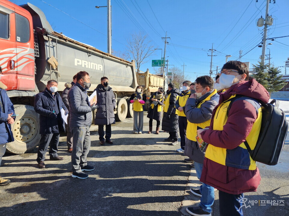 ▲ 세종시 제5기 안전도시위원회 위원들이 조치원읍 보행육교를 찾아 현장점검을 하고 있다. ⓒ 세종시