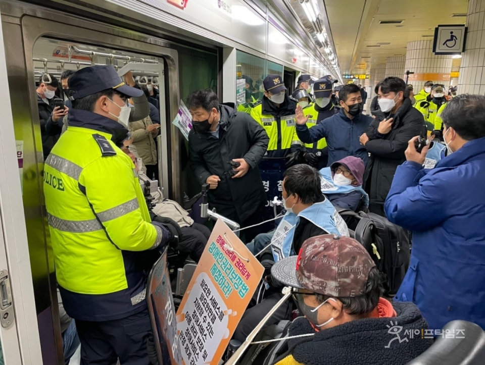 ▲ 전국장애인차별철폐연대 관계자들이 5호선 공덕역에서 시위를 벌이고 있다. ⓒ 전장연